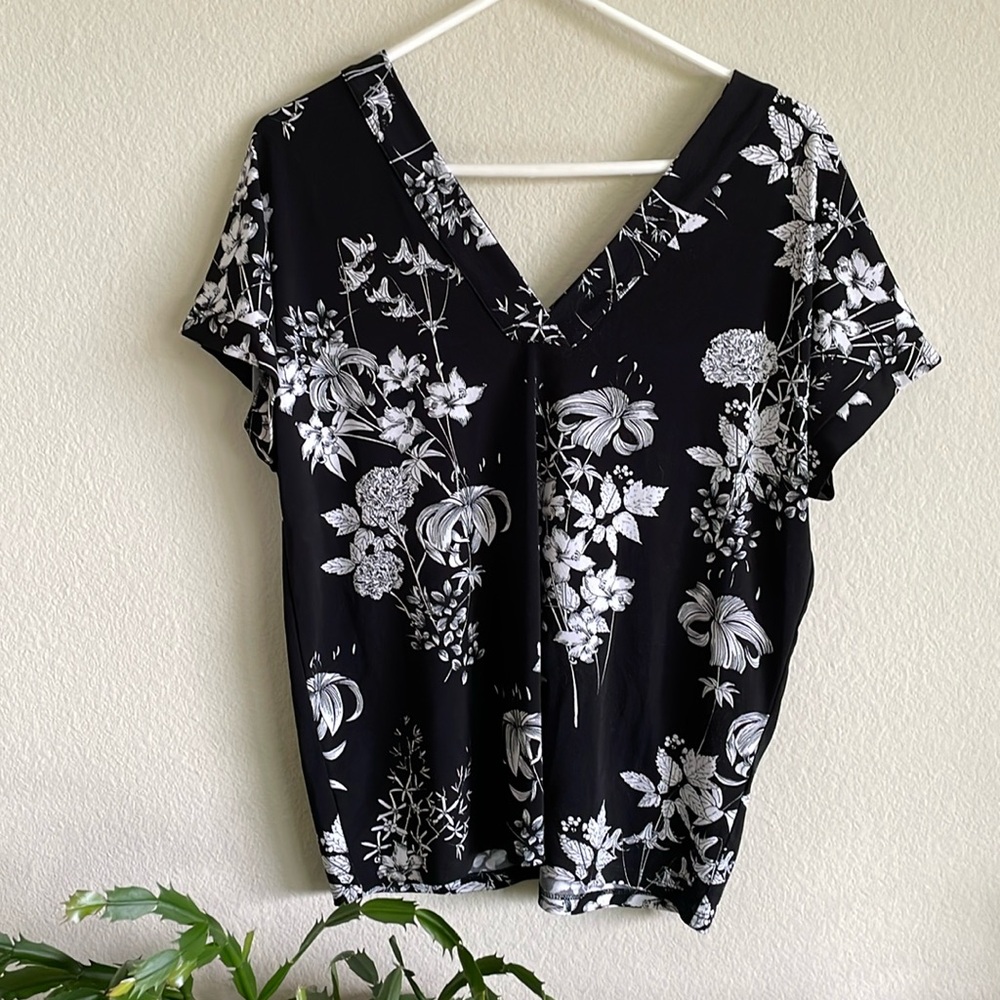 V neck blouse with white flowers on black background by Banana Republic, size M